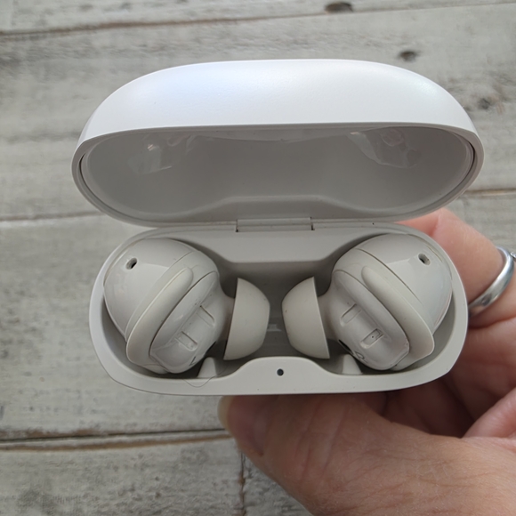 Bose Quiet Comfort Ultra White Smoke Wireless Earbuds - Picture 7 of 9